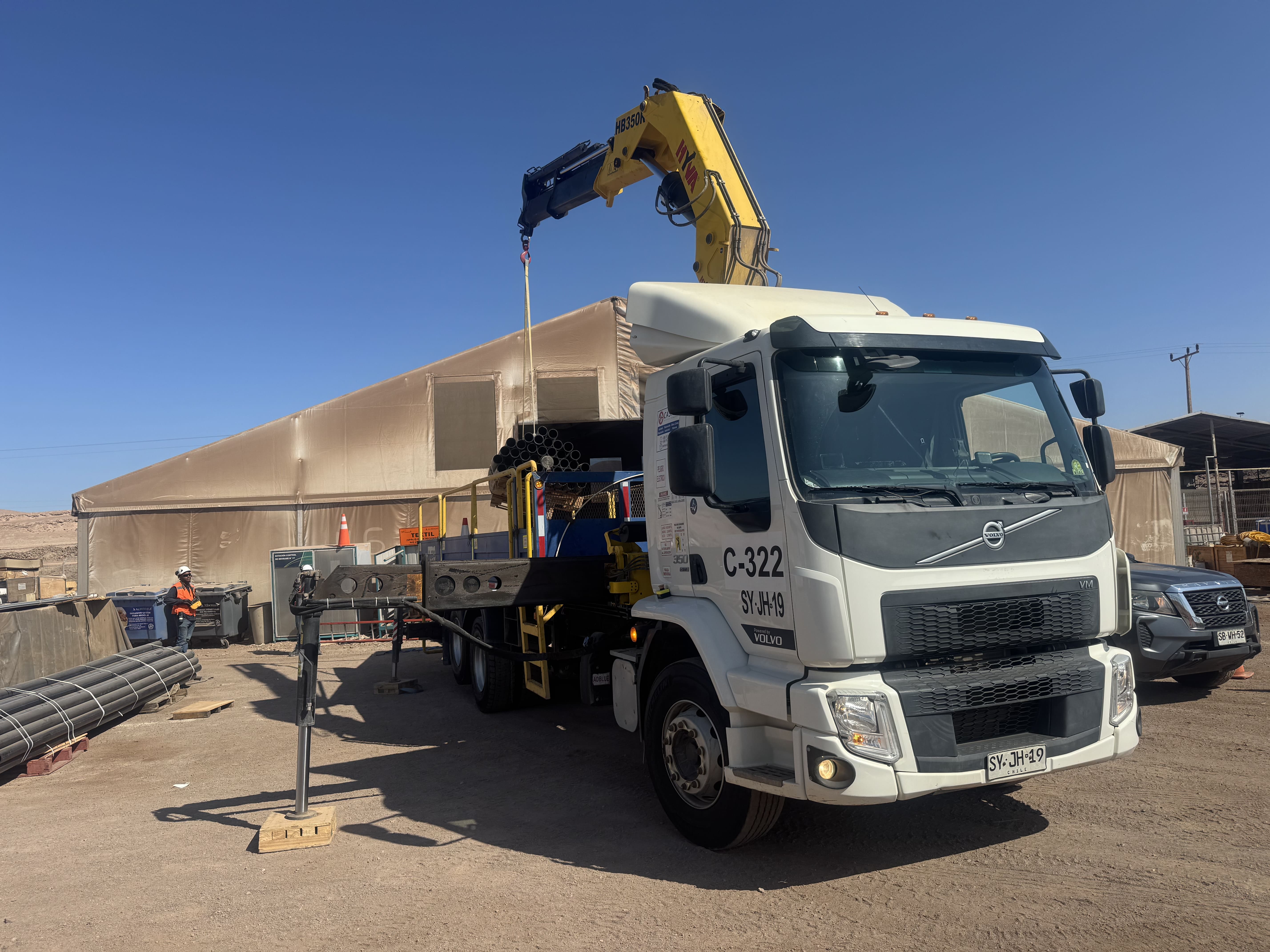 Servicio de arriendo de camión pluma para izaje y traslado de materiales en faena